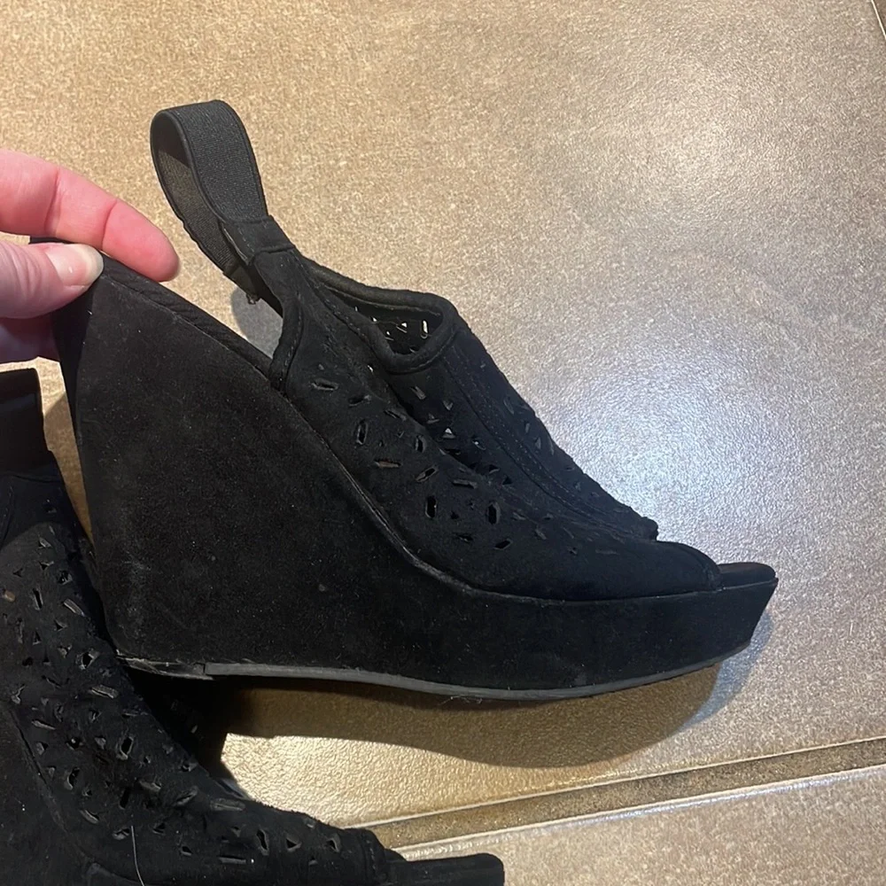 Chinese Laundry black Wedges! 8